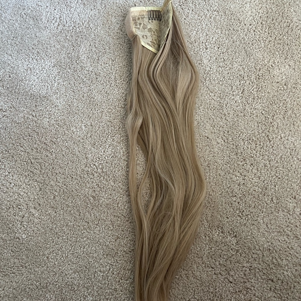 NEW 22 Inch Clip in Pony Tail Extension Blonde